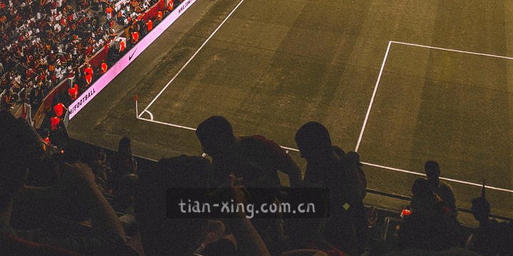 记分板上4比2，主队领先，全场屏息盯着最后10秒。